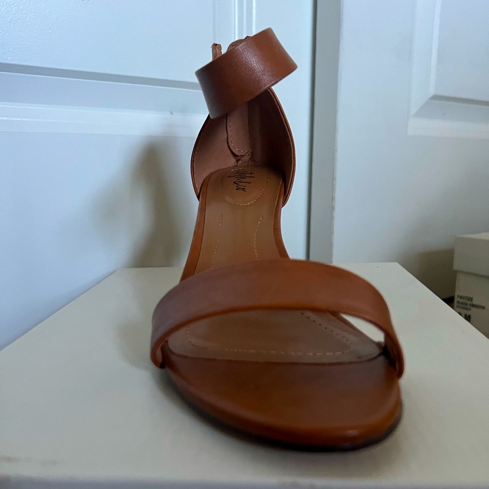 Size 8 - Tan Women's Sandals